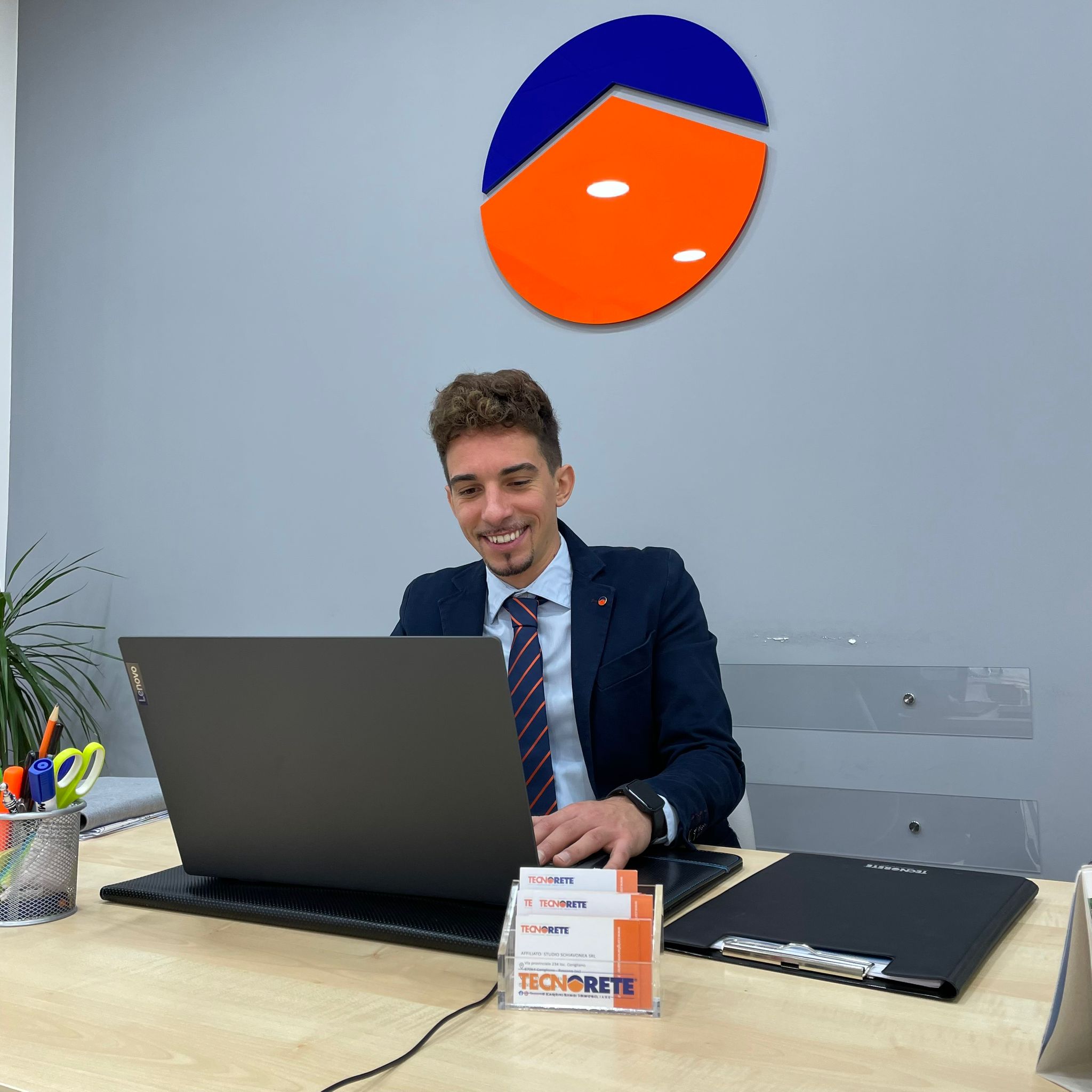 Marco Didoni nell'ufficio Tecnorete di Schiavonea